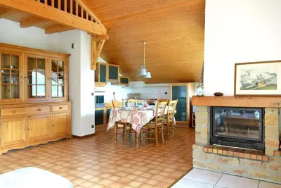 Image de 2ème étage, vue montagne, balcon, cheminée ou poêle à bois, parking, télévision, 70m²