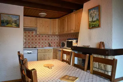Image de 2ème étage, balcon, cheminée ou poêle à bois, parking, télévision, casier à ski, 51m²