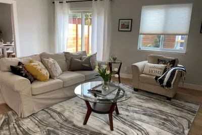 Image de Luxurious 2 bed/2 bath, Ev charger, comfortable, convenient location.