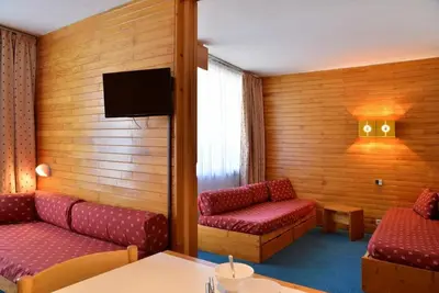 Image de 100m du centre station, 3ème étage, balcon, télévision, casier à ski, 26m², La Plagne
