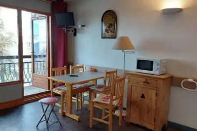 200m du centre station, 2ème étage, vue sapins, piscine, balcon, télévision, casier à ski, 30m²