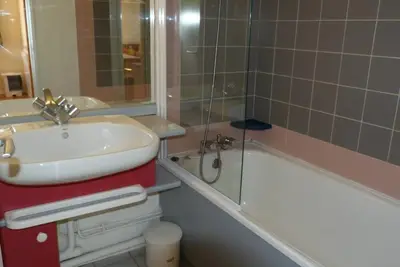 200m du centre station, 2ème étage, vue vallée, piscine, balcon, télévision, casier à ski, 40m²