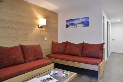Image de 100m du centre station, 6ème étage, balcon, télévision, casier à ski, 35m², La Plagne