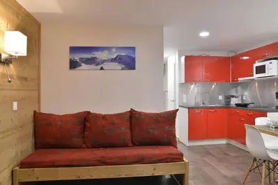 Image de 100m du centre station, 7ème étage, balcon, télévision, casier à ski, 35m², La Plagne