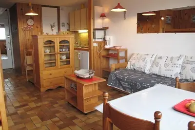 Image de 20m du centre station, 1er étage, vue montagne, casier à ski, 28m², La Plagne