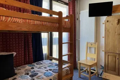 Image de À 10m des pistes de ski, 1er étage, balcon, télévision, casier à ski, 13m², Les Menuires