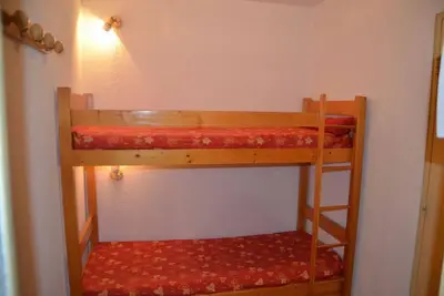 Image de À 10m des pistes de ski, Rez-de-chaussée, balcon, télévision, casier à ski, 31m², Les Menuires