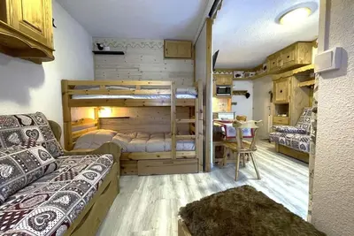 Image de À 10m des pistes de ski, étage -1, télévision, casier à ski, 25m², Les Menuires