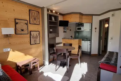 Image de 10m du centre station, 9ème étage, vue pistes de ski, balcon, télévision, casier à ski, 26m²
