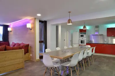Image de 100m du centre station, 4ème étage, balcon, télévision, casier à ski, 140m², La Plagne