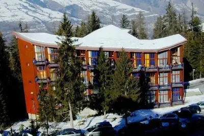 Image de 100m du centre station, 3ème étage, vue forêt, télévision, casier à ski, 33m², Les Arcs
