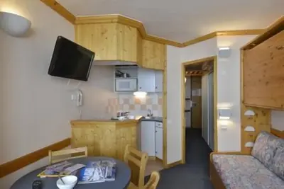 Image de 10m du centre station, 9ème étage, vue pistes de ski, balcon, télévision, casier à ski, 26m²