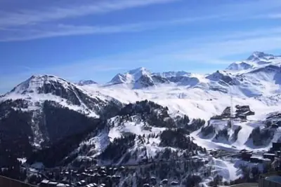 Image de 10m du centre station, 9ème étage, vue montagne, balcon, télévision, casier à ski, 35m², La Plagne