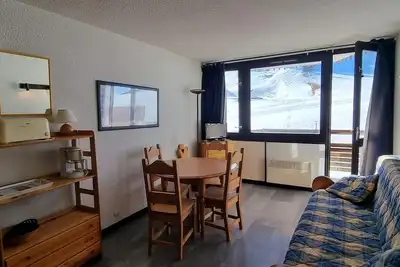 Image de 10m du centre station, vue pistes de ski, balcon, télévision, casier à ski, 26m², La Plagne