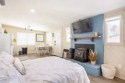 Image de Charming Studio 2 Blocks from Light Rail & Downtown Bike Path!