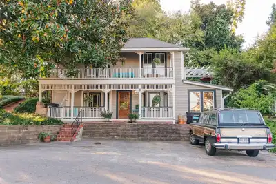 Image de 2br Historic Apt Demorest-Central to Waterfall hikes & Vineyards-Pet Friendly!