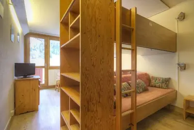 Image de 4ème étage, vue pistes de ski, balcon, télévision, casier à ski, 22m², La Plagne