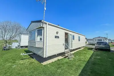 Image de 6 berth caravan for hire with WiFi at Seawick Holiday Park in Essex ref 27025hv