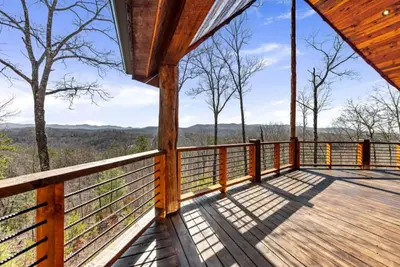 Image de Massive mountain views, new hot tub and garage converted to a cozy Tv game space