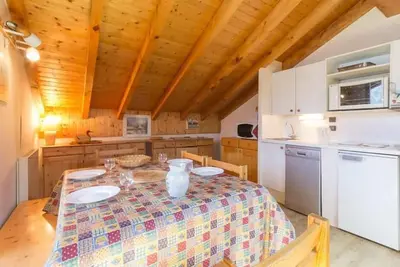 Image de À 200m des pistes de ski, 3ème étage, vue montagne, balcon, cheminée ou poêle à bois, télévision