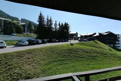 Image de 100m du centre station, 2ème étage, balcon, télévision, casier à ski, 27m², Montalbert