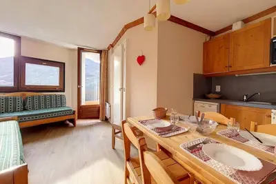 Image de 3ème étage, vue montagne/pistes de ski, balcon, télévision, casier à ski, 24m², Les Menuires