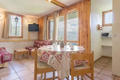 Image de 150m du centre station, Rez-de-chaussée, vue vallée, terrasse, télévision, casier à ski, 27m²