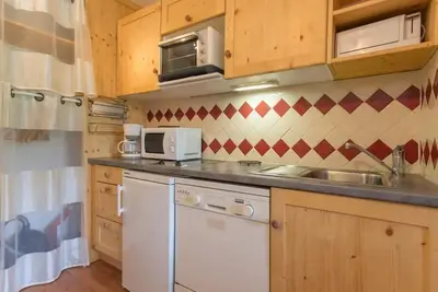 Image de 150m du centre station, Rez-de-chaussée, vue montagne, balcon, télévision, casier à ski, 27m²