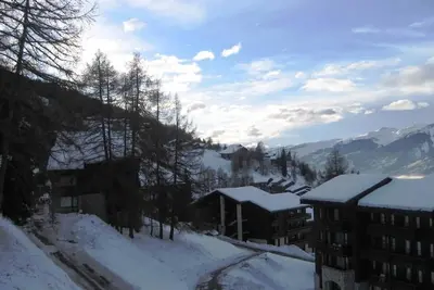 Image de 300m du centre station, 5ème étage, vue station, balcon, télévision, casier à ski, 26m²