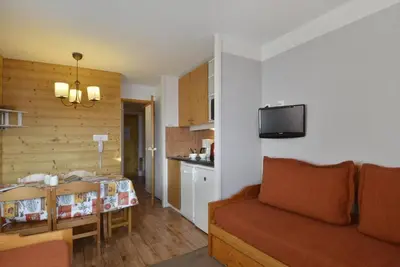 Image de 150m du centre station, 5ème étage, vue pistes de ski, balcon, télévision, casier à ski, 27m²