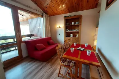 Image de 50m du centre station, 3ème étage, vue montagne, balcon, télévision, casier à ski, 27m²