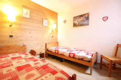 Image de 100m du centre station, 2ème étage, vue montagne, balcon, télévision, casier à ski, 41m²