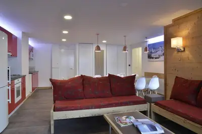 Image de 100m du centre station, 2ème étage, vue pistes de ski, balcon, télévision, casier à ski, 109m²