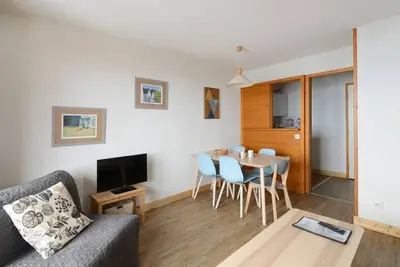 Image de 100m du centre station, 3ème étage, vue pistes de ski, balcon, télévision, casier à ski, 32m²