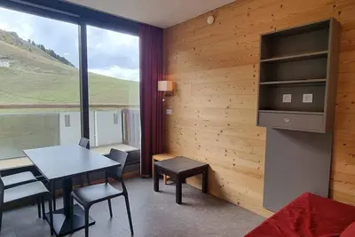 Image de 10m du centre station, vue pistes de ski, balcon, télévision, casier à ski, 25m², La Plagne
