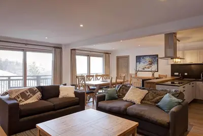 Image de 200m du centre station, 1er étage, vue montagne, balcon, télévision, casier à ski, 145m², La Tania