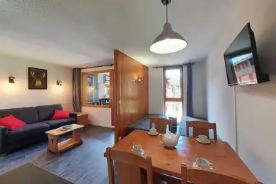 Image de 50m du centre station, 1er étage, vue forêt, balcon, télévision, casier à ski, 27m²