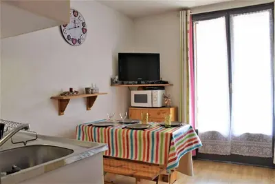 Image de 100m du centre station, 6ème étage, vue rue, balcon, télévision, casier à ski, 20m², Risoul