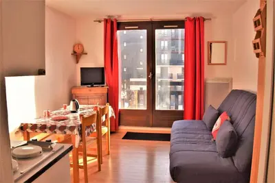 Image de 300m du centre station, 5ème étage, balcon, télévision, casier à ski, 23m², Risoul