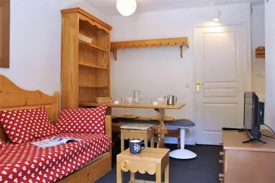 Image de 100m du centre station, 3ème étage, balcon, télévision, casier à ski, 26m², Risoul