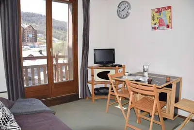 Image de 100m du centre station, 5ème étage, balcon, télévision, casier à ski, 23m², Risoul