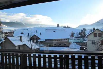 Image de 200m du centre station, Rez-de-chaussée, vue montagne, balcon, parking, télévision, 56m²