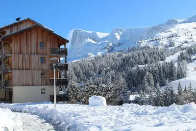 Image de 50m du centre station, 3ème étage, vue montagne, balcon, télévision, casier à ski, 35m²