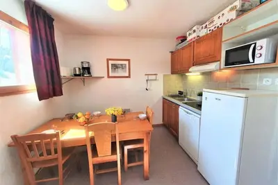Image de 50m du centre station, 5ème étage, vue montagne, balcon, télévision, casier à ski, 40m²