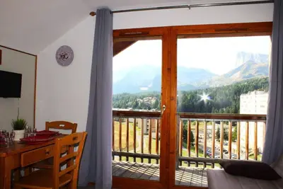 Image de 200m du centre station, 6ème étage, vue montagne, balcon, télévision, casier à ski, 23m²