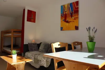 Image de 200m du centre station, 2ème étage, vue montagne, balcon, télévision, casier à ski, 30m²