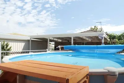 Image de Coastal Springs Retreat—Pet Friendly, 200m to Beach, Long Driveway, Pool + Wifi!
