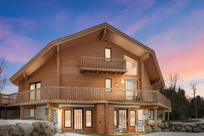 Image de Huge! 2 bed 2 bath, walk to slopes, pool, close to Torch Lake, Boat parking