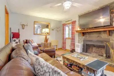 Image de 1/2 Mi to Marina: Lake Arrowhead Condo!