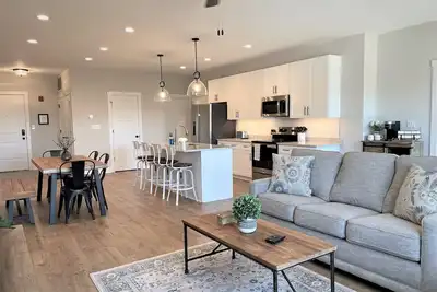 Image de Modern Top-level 2br/2ba Condo w/ Private Balcony in Secured Bldg w/ Elevator!